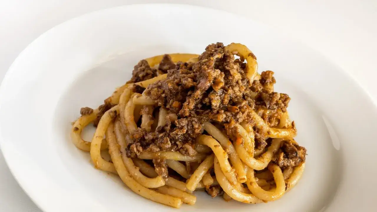 Un piatto di pasta con rag&ugrave; di anatra, un classico della ricetta veneta.