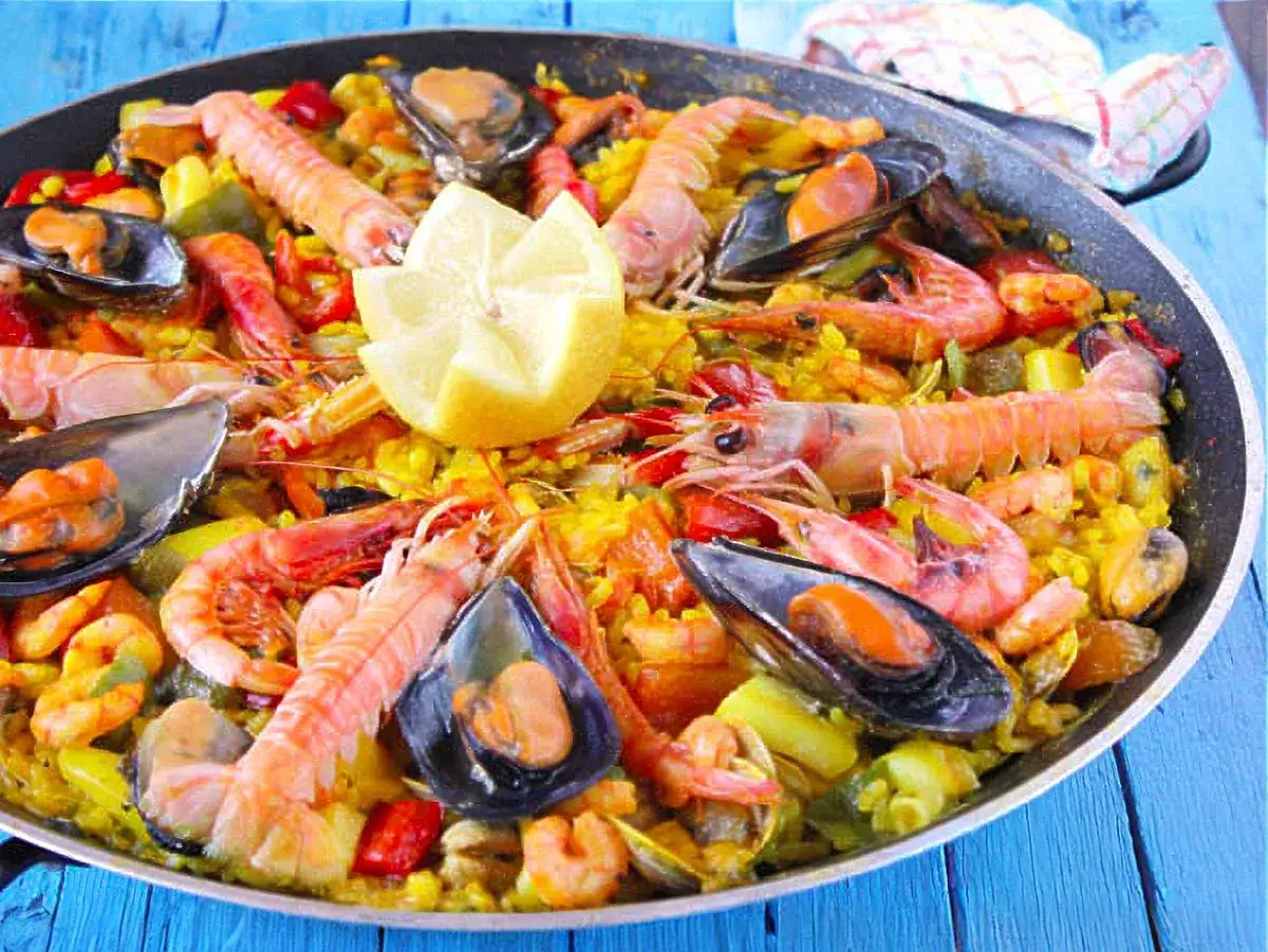 Paella de mariscos con gambas, mejillones y cigalas. &iexcl;Perfecta para compartir, con una generosa porci&oacute;n de arroz por persona!