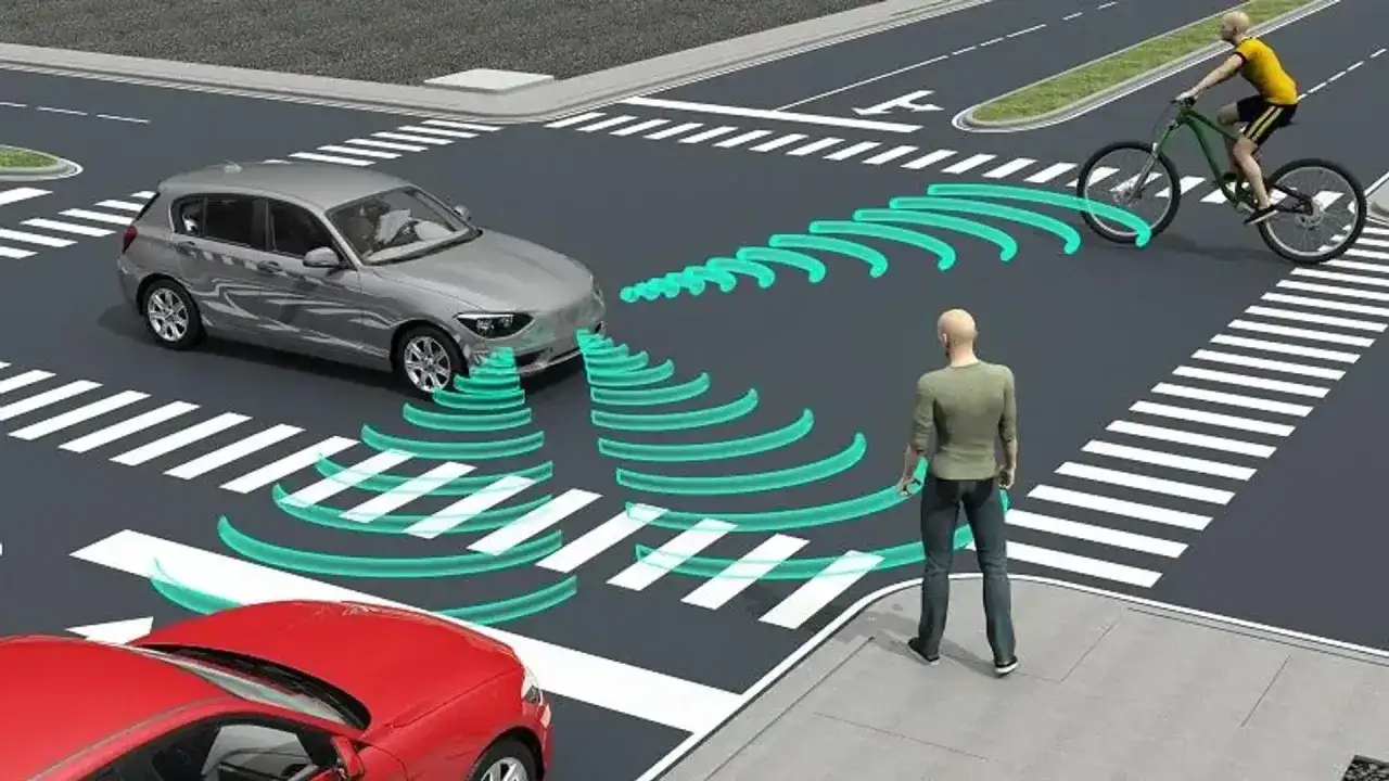 Un coche el&eacute;ctrico detecta a un peat&oacute;n y un ciclista en un cruce. El sonido de los coches el&eacute;ctricos es casi inaudible, pero sus sensores son muy sensibles.