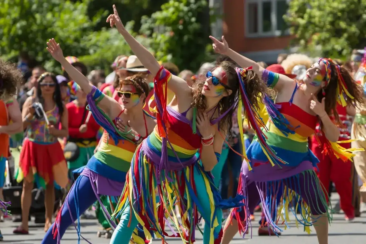 Bunte Parade am Pfingstmontag in Berlin. Menschen feiern mit Regenbogenfarben und fr&ouml;hlichen Kost&uuml;men.