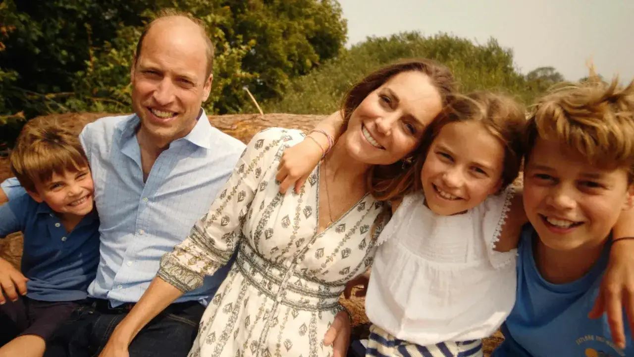 Uśmiechnięta rodzina: książę William, księżna Kate w czwartej ciąży, oraz ich dzieci: George, Charlotte i Louis, pozują do zdjęcia na tle natury.