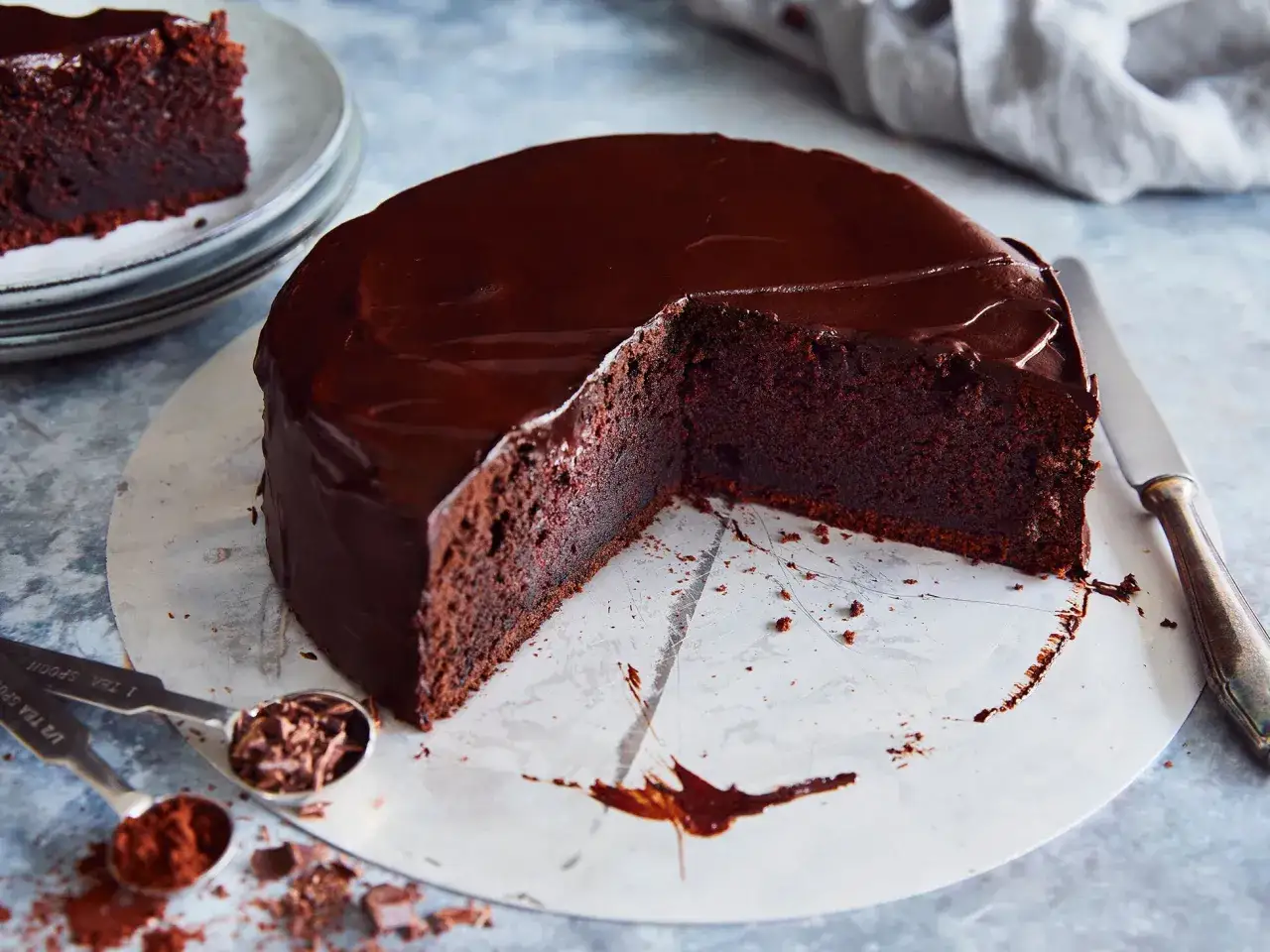 Ein saftiger Schokokuchen mit glänzender Glasur, bereit zum Genießen. Dieses schokokuchen rezept ist ein Traum!