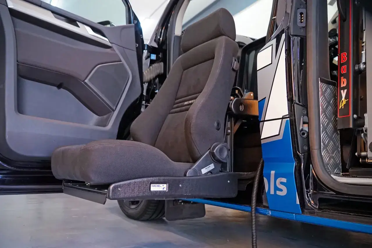 Sedile auto girevole per facilitare l'accesso, utile per chi ha la Legge 104.