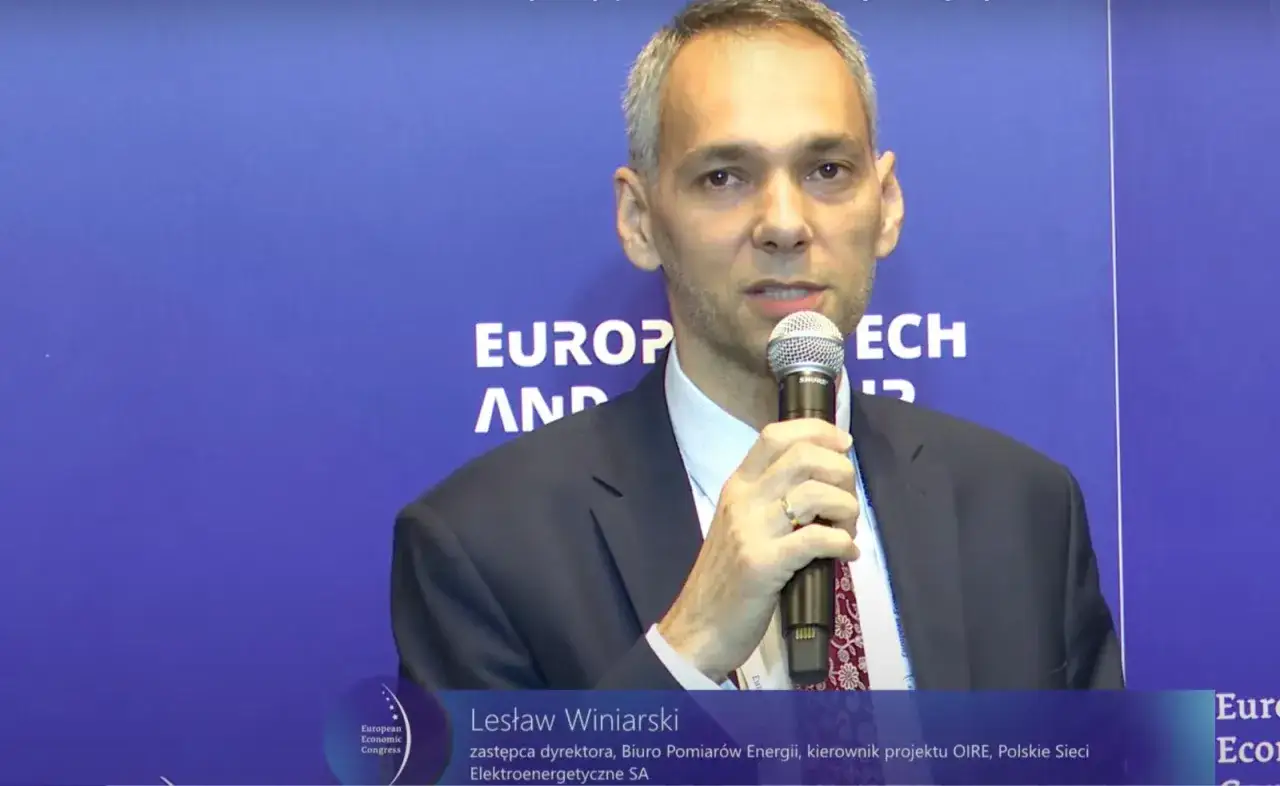Lesław Winiarski, zastępca dyrektora Biura Pomiar&oacute;w Energii, m&oacute;wi do mikrofonu. Czy to jest csire?