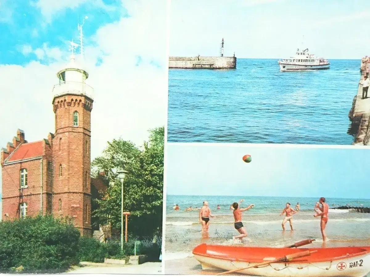 Urokliwa latarnia w Ustce strzeże wybrzeża. Na morzu statek, a na plaży wesoła gra w piłkę.