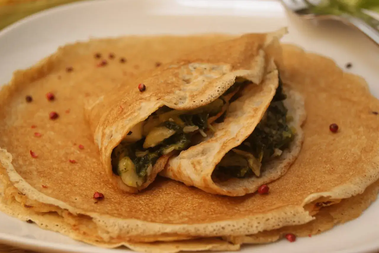 Naleśniki z zielonym farszem, posypane r&oacute;żowym pieprzem. Idealne na dietę bezglutenową przepisy.