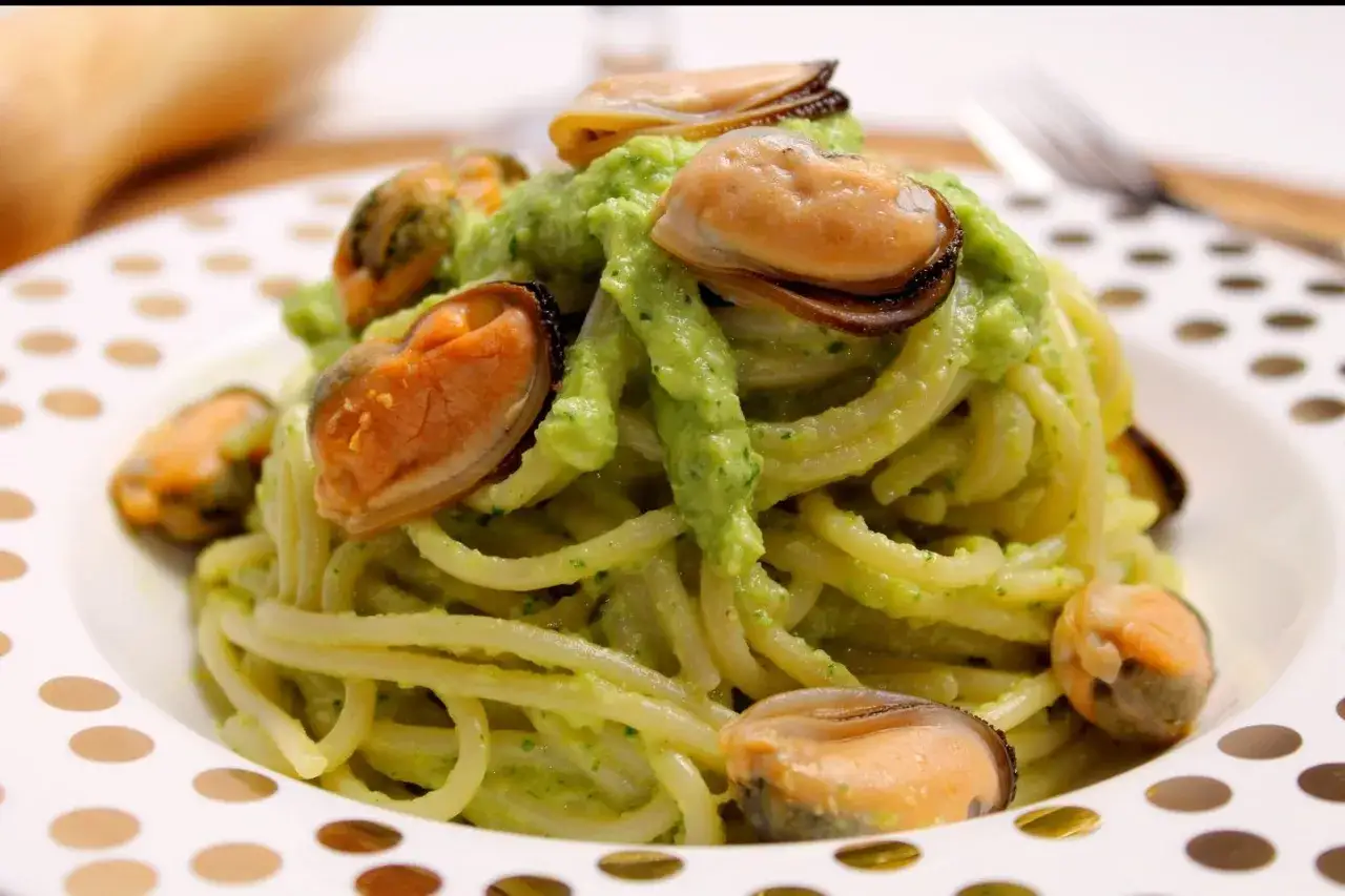 Spaghetti con cozze e un cremoso pesto di zucchine, un piatto estivo da gustare.