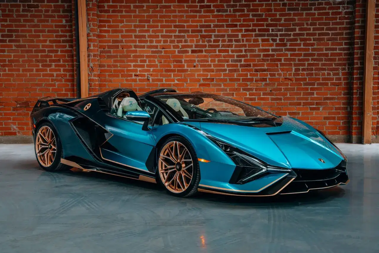 Niebieskie Lamborghini z brązowymi felgami i złotymi akcentami. Zastanawiasz się, ile kosztuje Lamborghini?