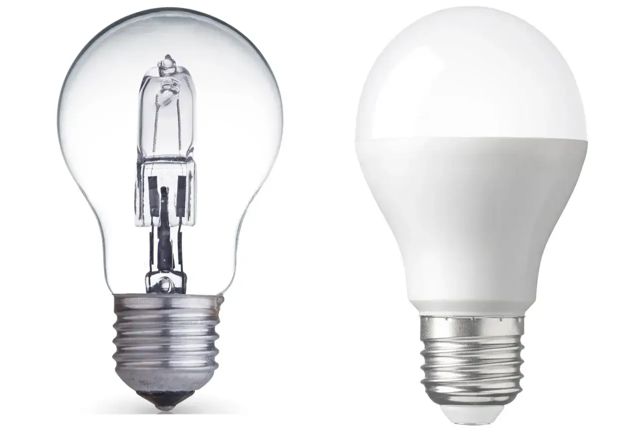 Bombilla halógena transparente junto a una bombilla LED blanca, ambas con casquillo G9.