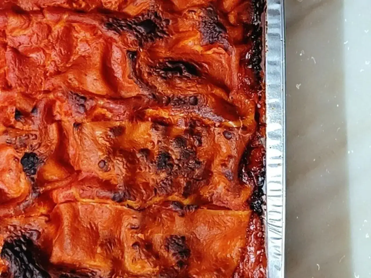 Lasagna salentina appena sfornata, con la sua crosticina dorata e invitante. Un piatto che profuma di tradizione e sapori autentici.