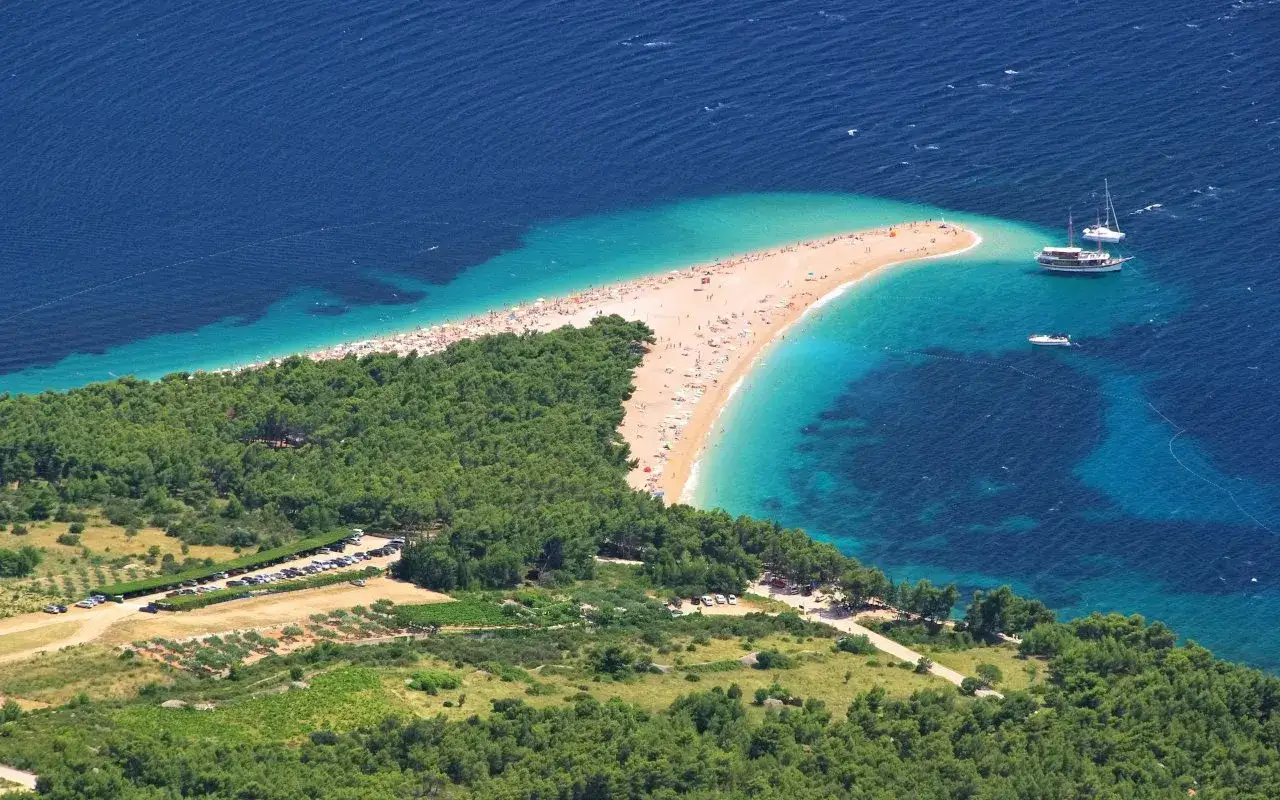 Zlatni Rat, jedna z najpiękniejszych wysp Chorwacji, z turkusową wodą i zielonymi lasami.