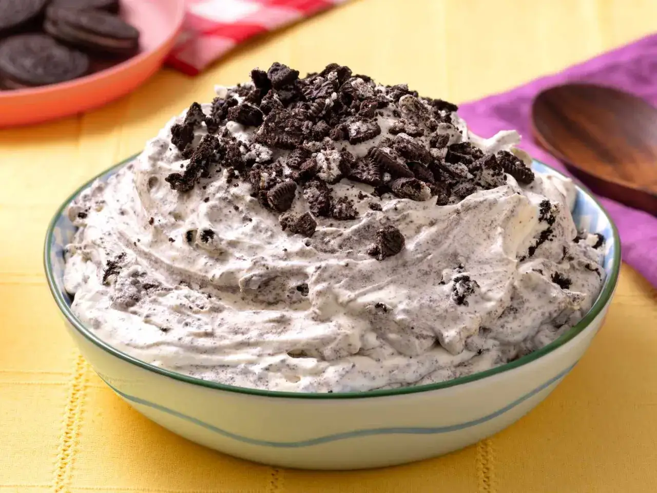 Puszysty deser z pokruszonymi **oreo ciastkami**, w misce, gotowy do podania.