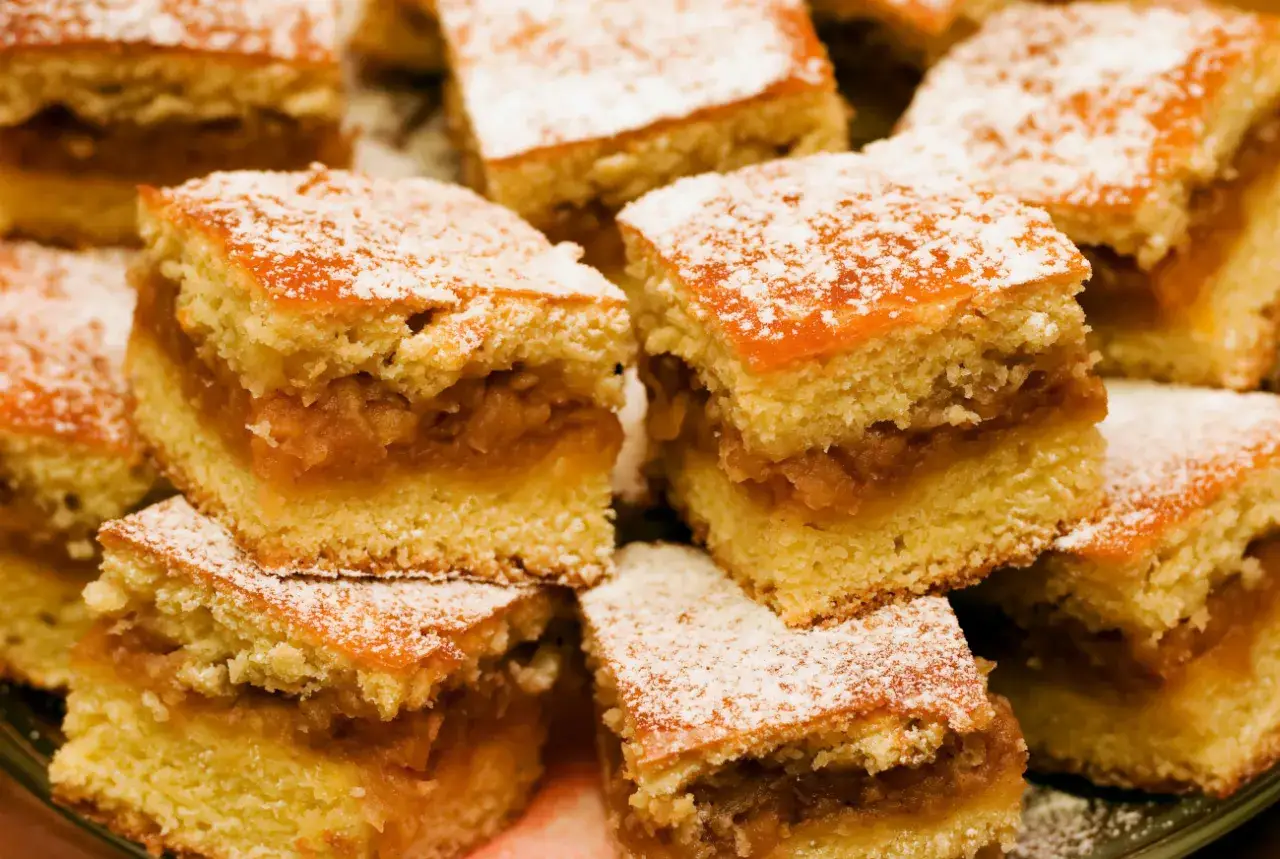 Pyszny jabłecznik, idealny do pieczenia z termoobiegiem, posypany cukrem pudrem.