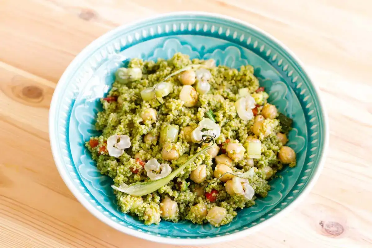 Cous cous con ceci e verdure, un piatto nutriente e gustoso, ideale per il cous cous in gravidanza.
