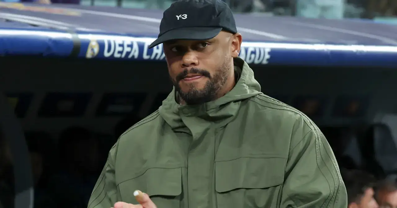 Vincent Kompany, trener Bayernu Monachium, w zielonej kurtce i czapce z daszkiem Y-3, z językiem wysuniętym na bok.
