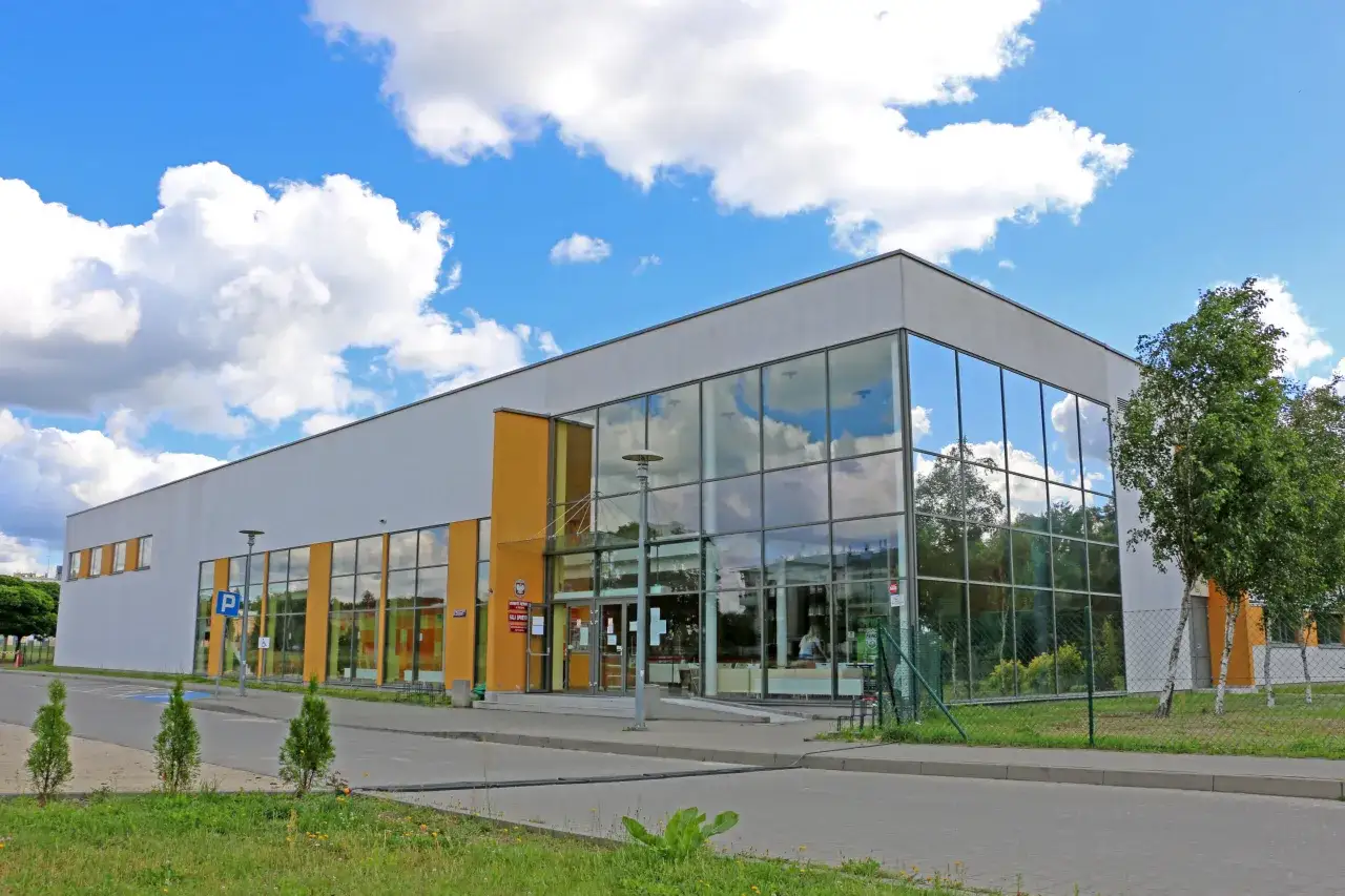 Nowoczesny budynek z przeszklonymi fasadami, część uniwersytetu przyrodniczego w Poznaniu wydziały.