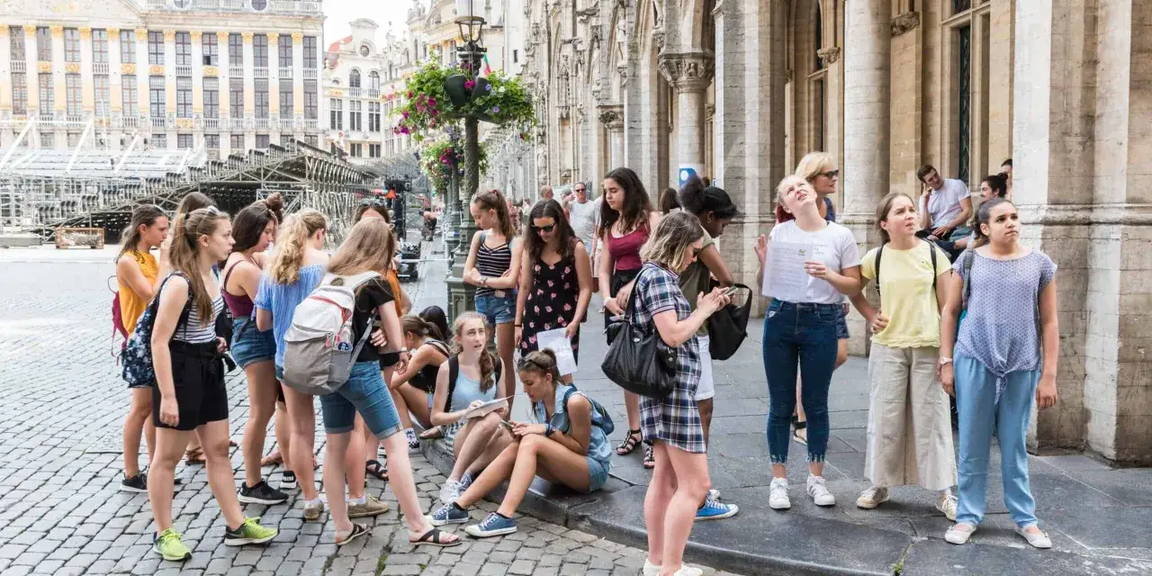 Grupa młodych ludzi na wycieczce. Czy kierownik wycieczki może być opiekunem?