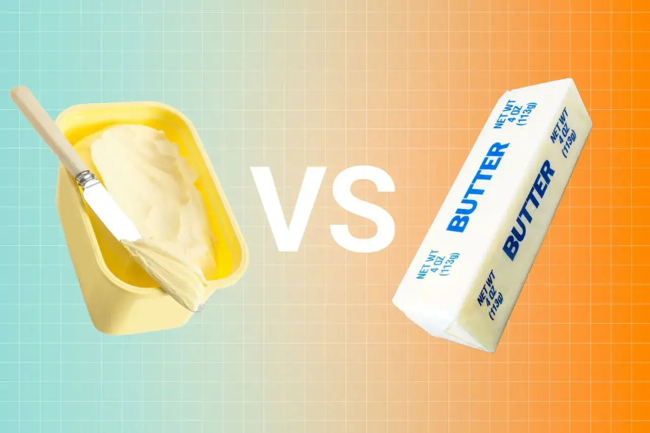 Vergleich: Butter in gelber Dose mit Messer vs. Butterriegel. Welche ist die gesunde Margarine-Alternative?
