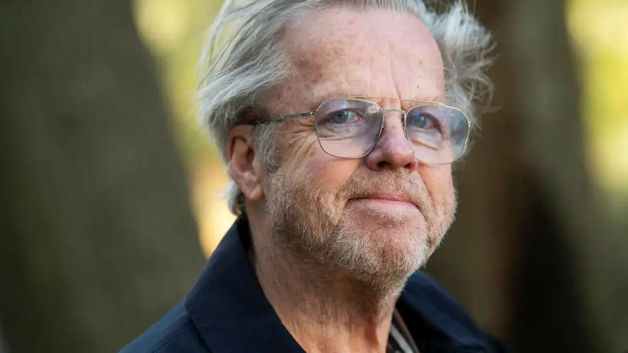 Krister Henriksson med glas&ouml;gon, en ikonisk sk&aring;despelare k&auml;nd f&ouml;r sina roller i filmer och tv-program.