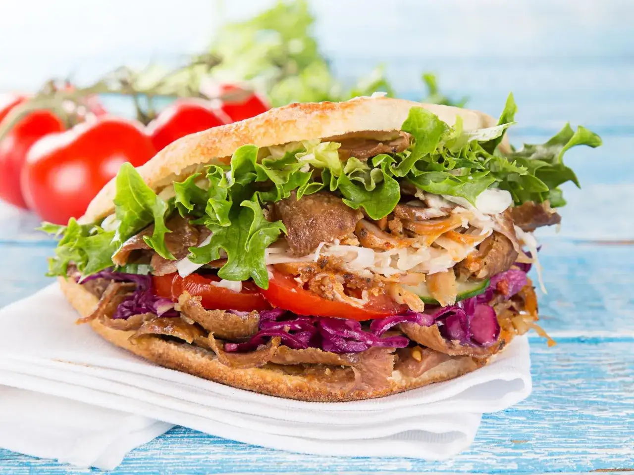 Saftiger D&ouml;ner mit Fleisch, Salat, Tomaten und Rotkohl. Perfekt zum Kebab selber machen f&uuml;r zu Hause.