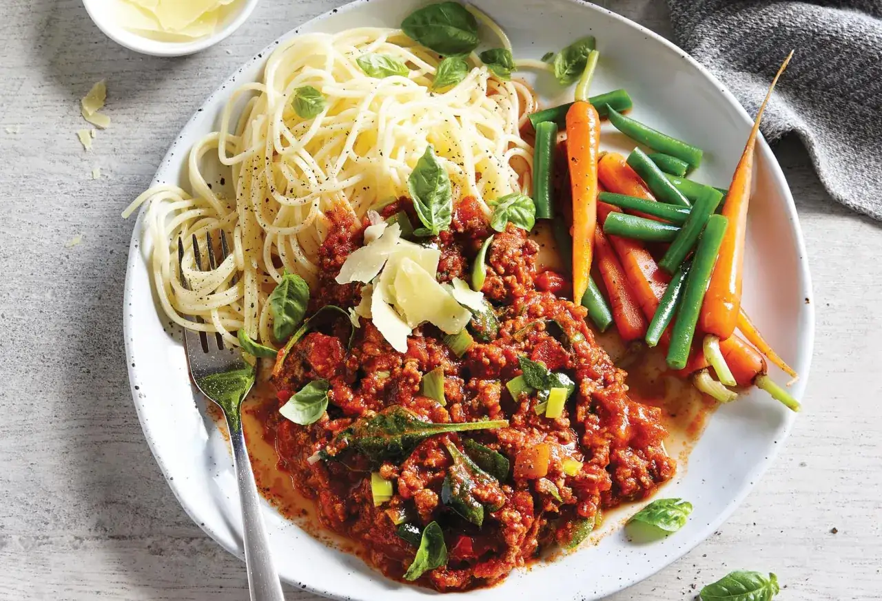 Lekkostrawne spaghetti z sosem bolognese, fasolką szparagową i marchewką. Idealny posiłek dla każdego.