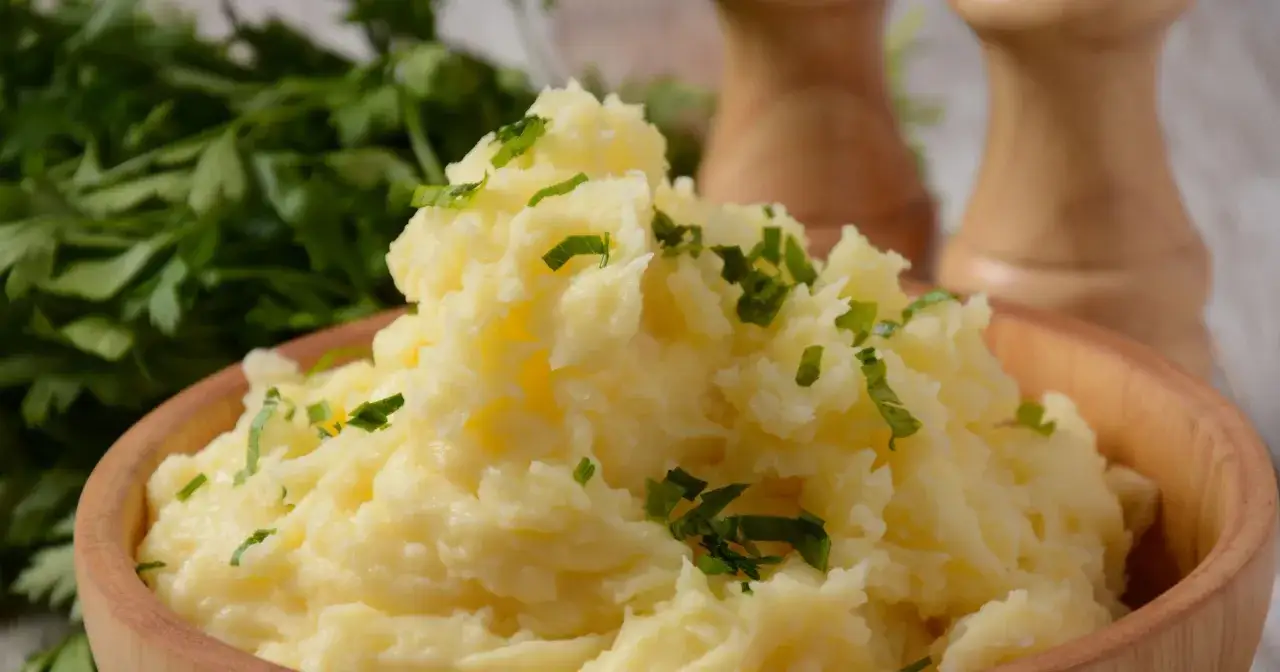Puszyste puree ziemniaczane, idealne na dietę papkowatą obiady, posypane świeżą natką pietruszki.