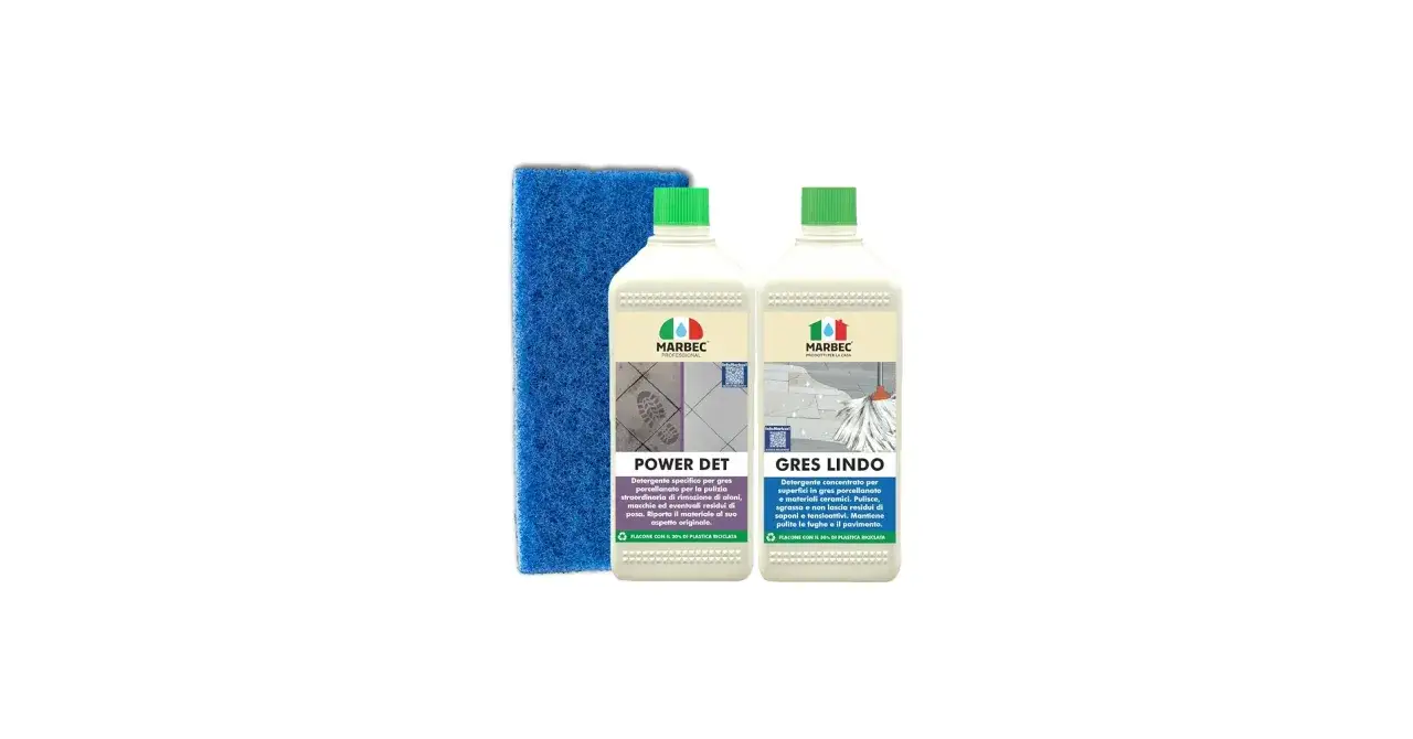Kit per come pulire un pavimento in gres ruvido: spugna blu e due flaconi di detergente Marbec.