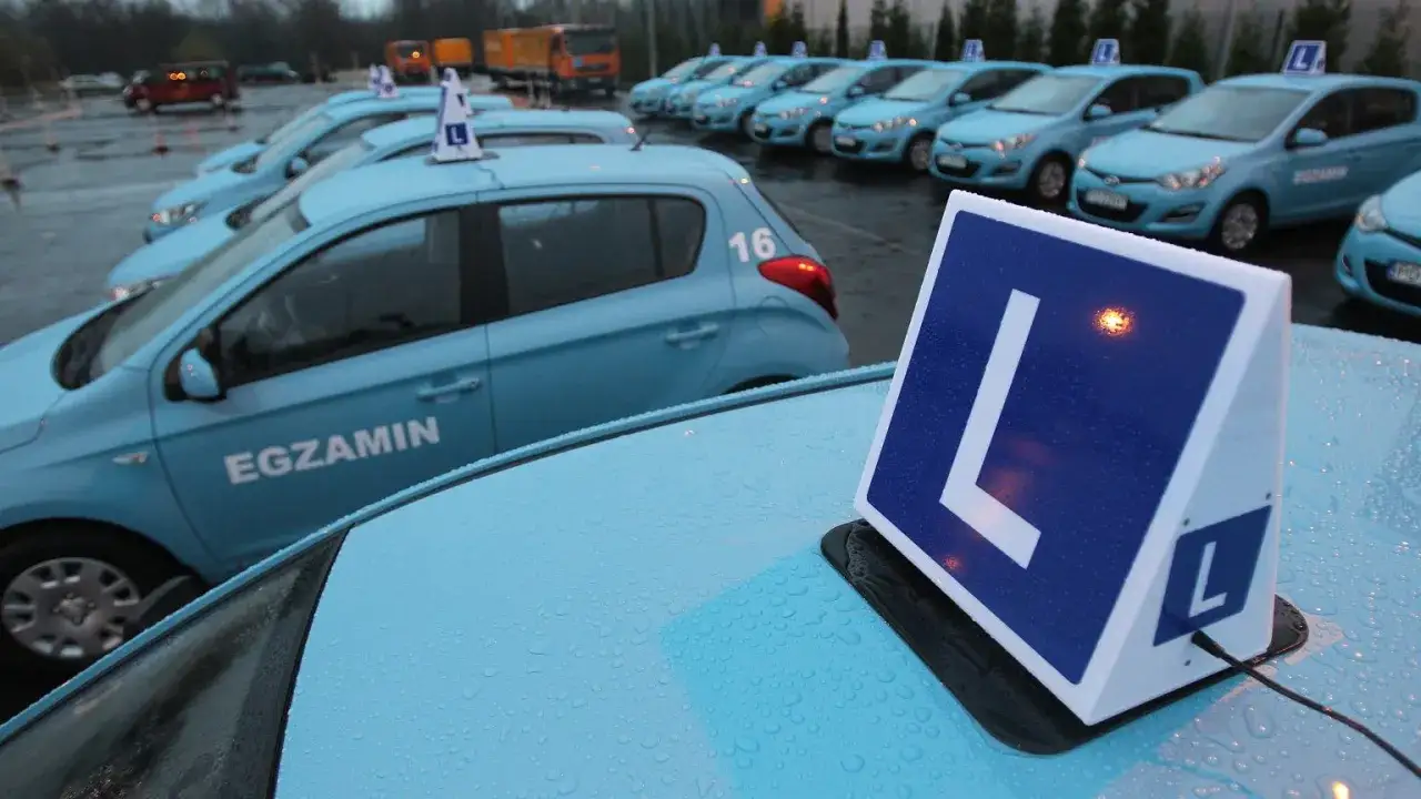 Nauka jazdy na automacie to pierwszy krok. Czy mając prawo jazdy na automat można jeździć manualem? Te niebieskie auta z literą