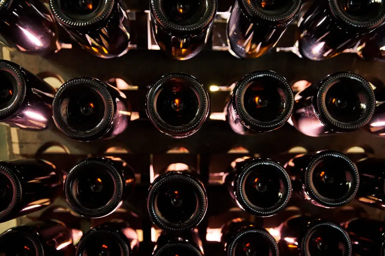 Flaschenreihen im Keller. Die Frage, wie lange kann man Sekt lagern, besch&auml;ftigt jeden Genie&szlig;er.