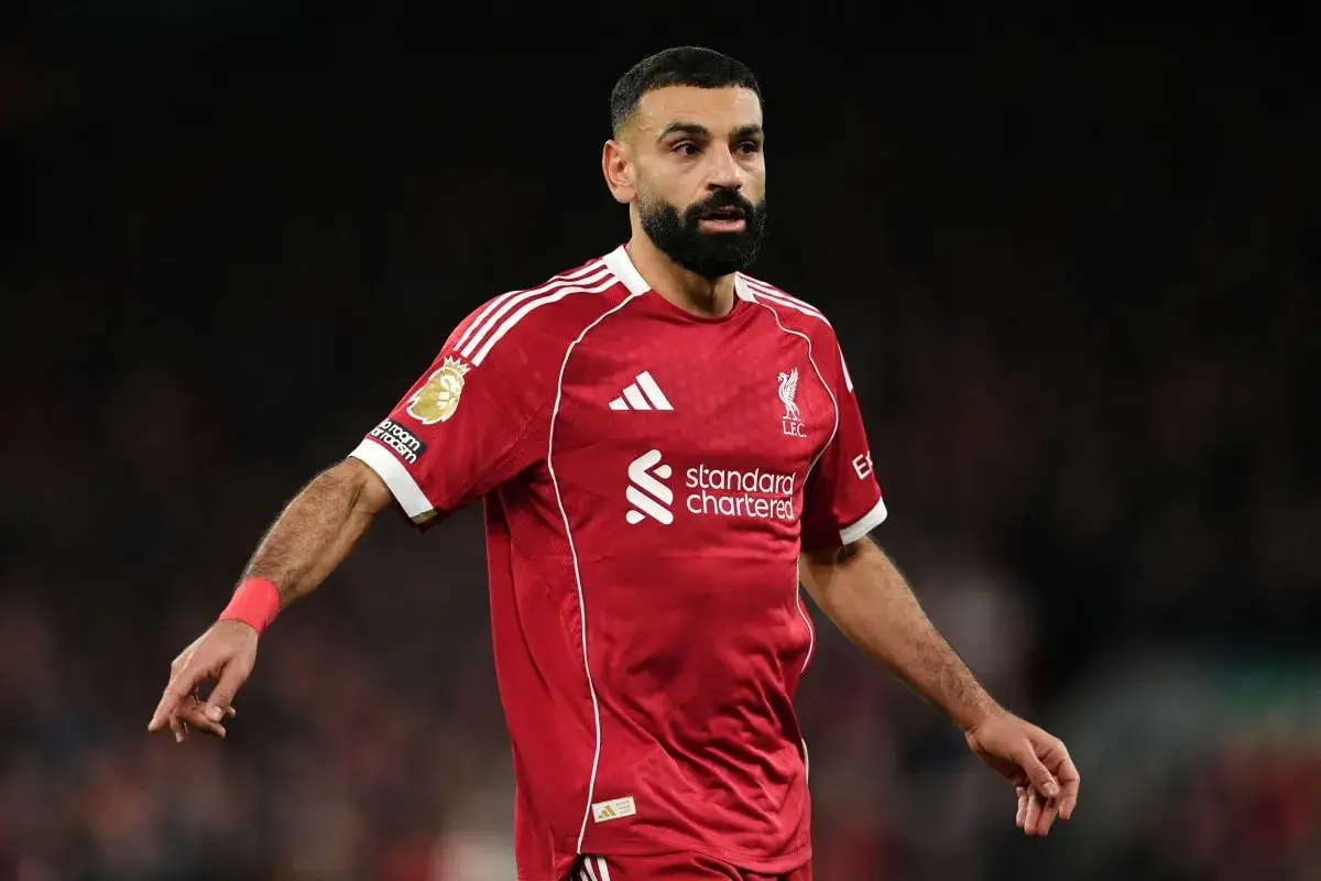 Mohamed Salah w czerwonej koszulce Liverpoolu, gotowy do gry.