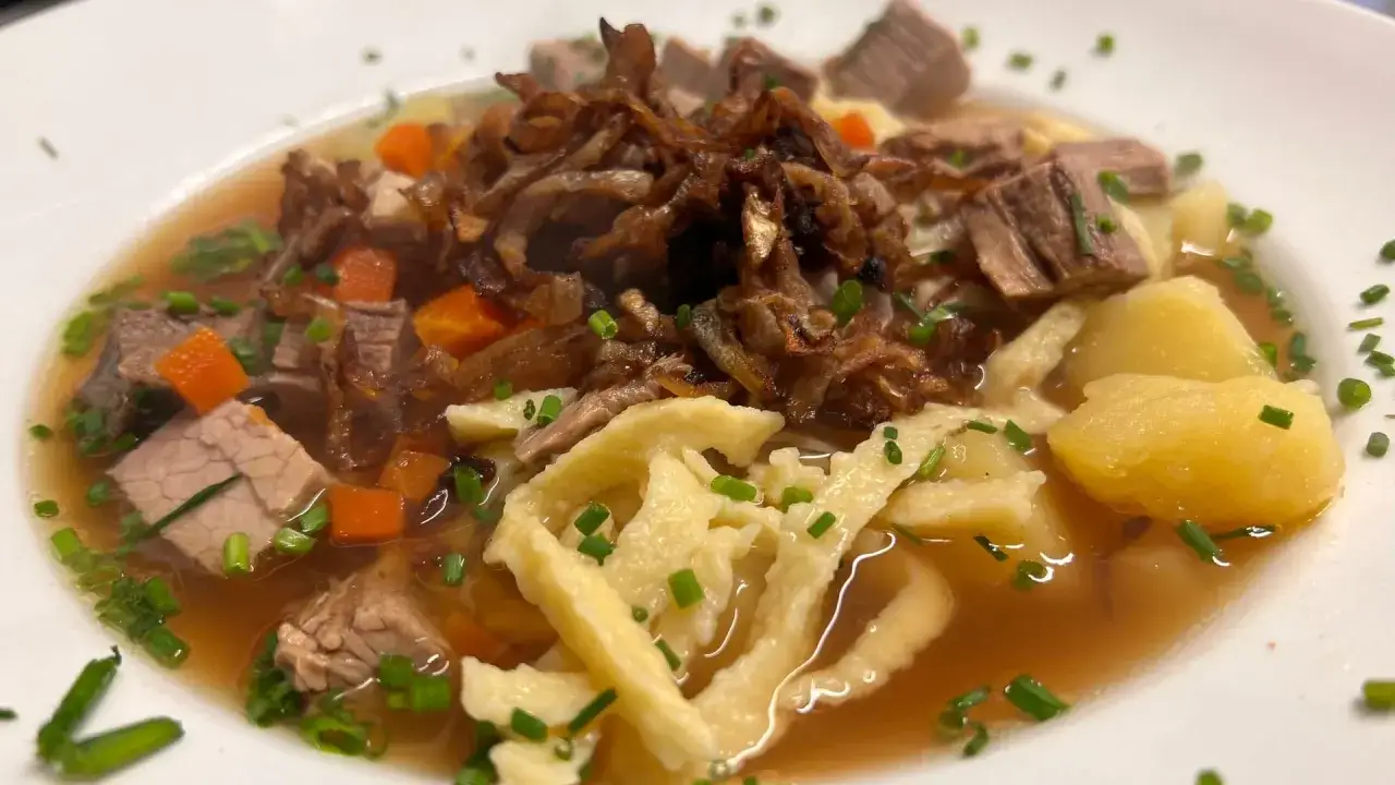 Herzhafter Gaisburger Marsch mit zarten Rindfleischwürfeln, Spätzle, Kartoffeln und knusprigen Röstzwiebeln.