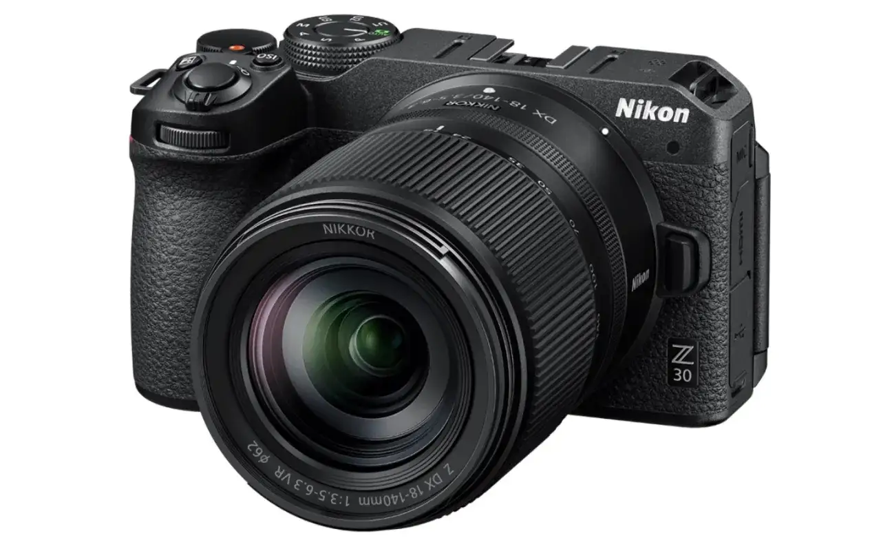 Nikon Z30 z obiektywem Nikkor Z DX 18-140mm. Idealny do testów i kreatywnych ujęć.