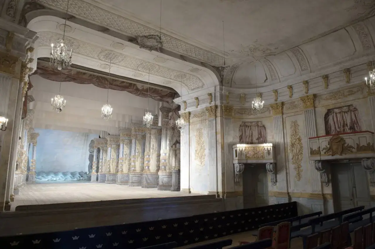 Den historiska Drottningholm opera-salongen med sina utsmyckade detaljer, pelare och ljuskronor.