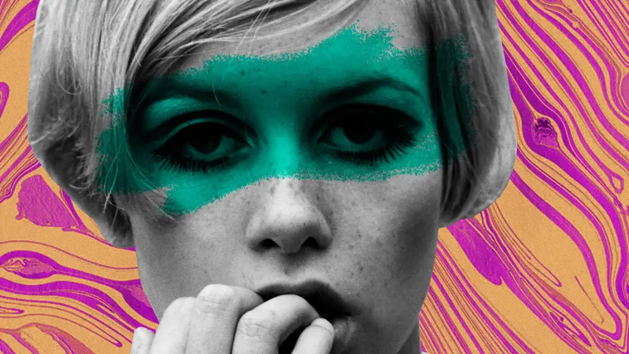 El rostro de Twiggy con una banda verde sobre los ojos, rodeada de un patrón psicodélico naranja y morado.