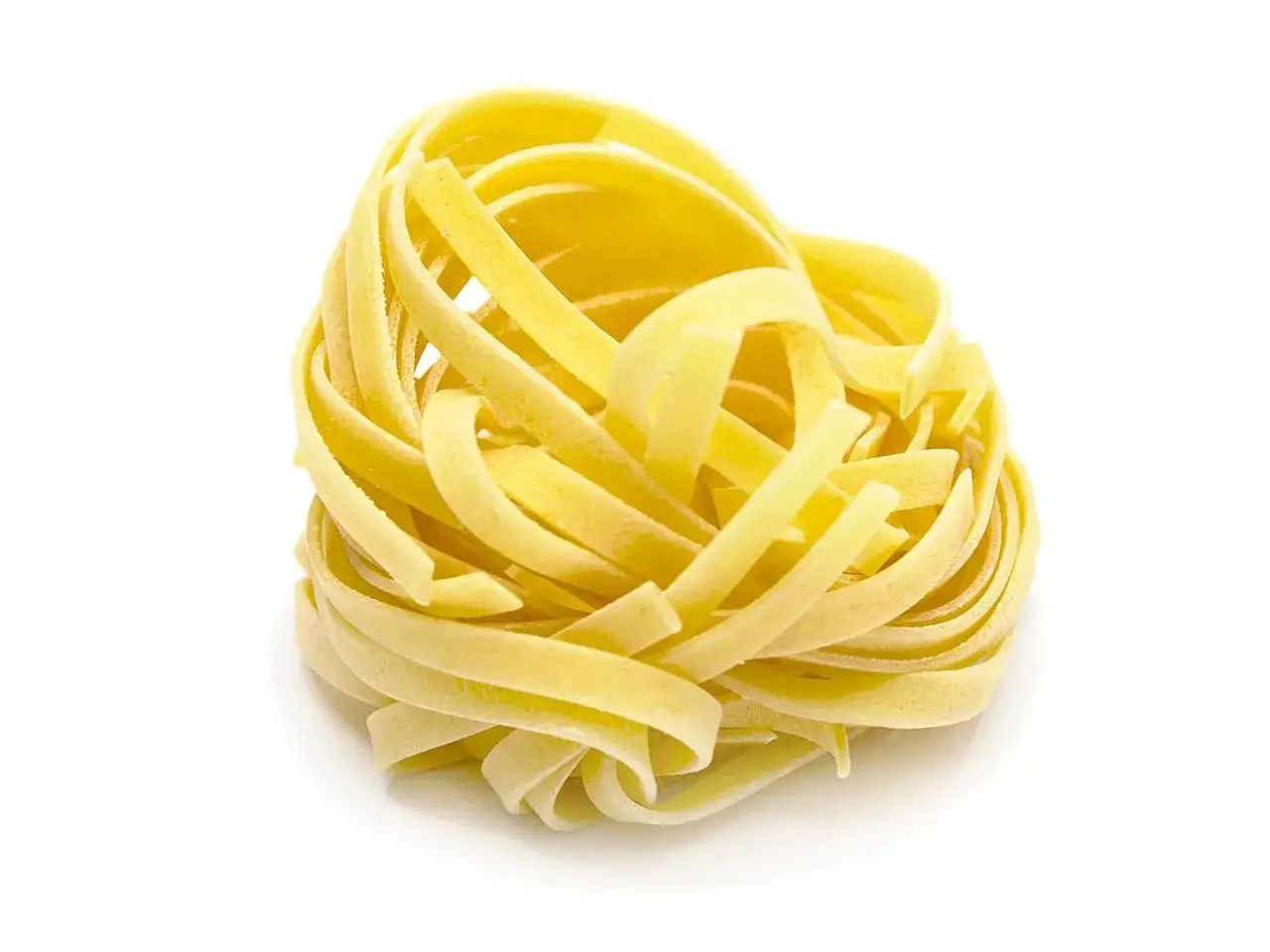 Ein Nest aus frischen Tagliatelle, perfekt für alle, die gerne nudeln selber machen.