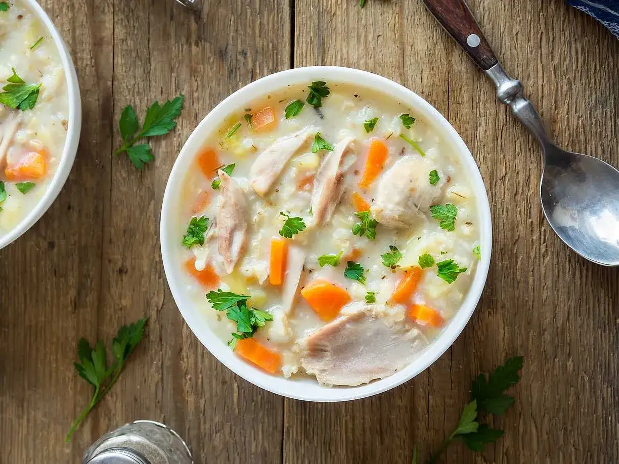 En kr&auml;mig kycklingsoppa med mor&ouml;tter och persilja, perfekt f&ouml;r ett v&auml;rmande kycklingsoppa recept.