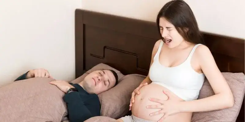 Ciężarna kobieta odpoczywająca 31 tydzień ciąży dolegliwości
