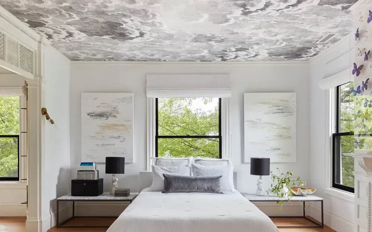 Chambre avec papier peint nuageux au plafond, parfait pour une pose de papier peint pour débutant.