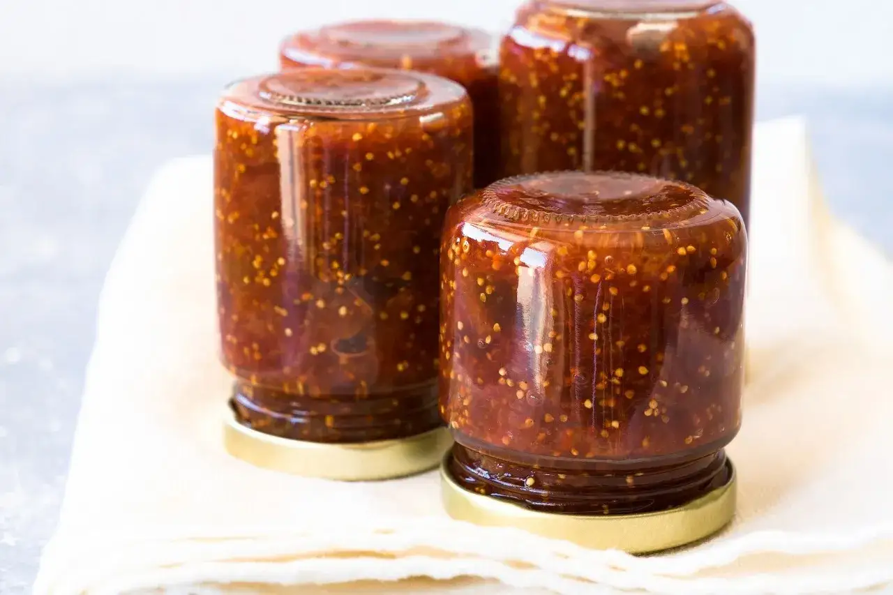 Vier Gläser mit Feigenmarmelade stehen auf dem Kopf. So lange, bis sie haltbar ist.