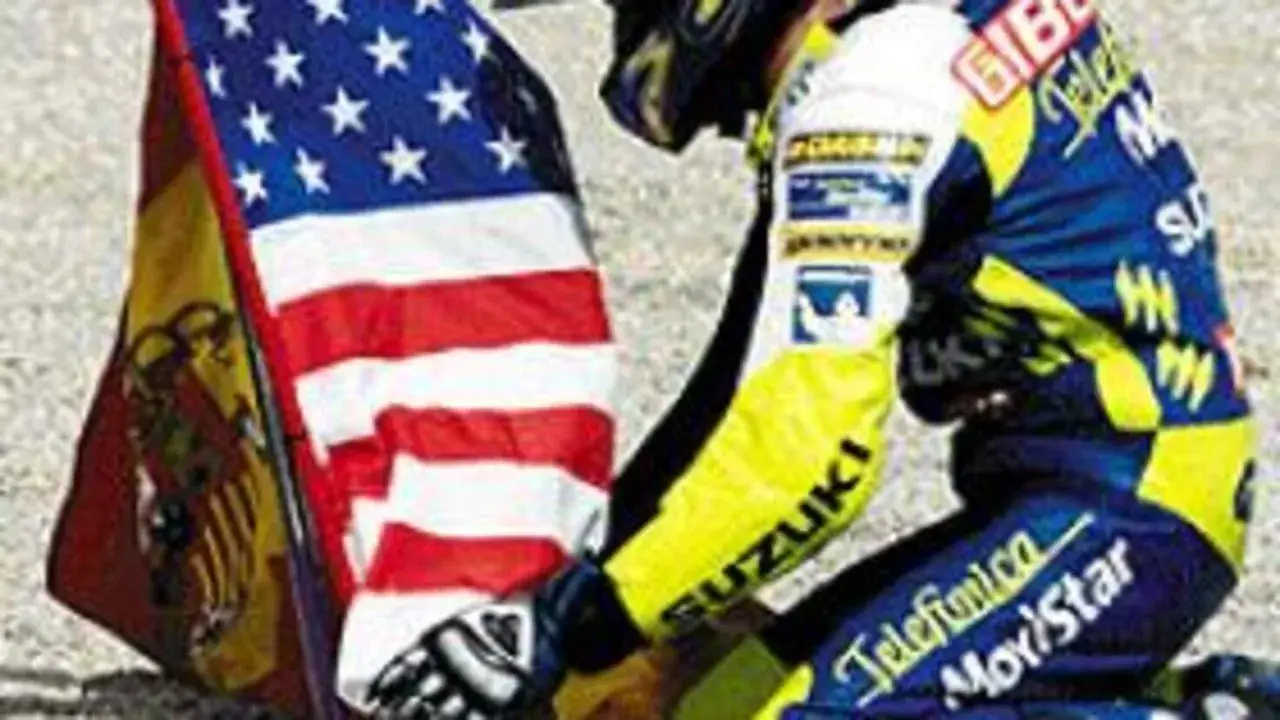 Piloto de MotoGP, con la bandera de EE.UU. y España. Sete Gibernau, a pesar de su edad, sigue compitiendo.