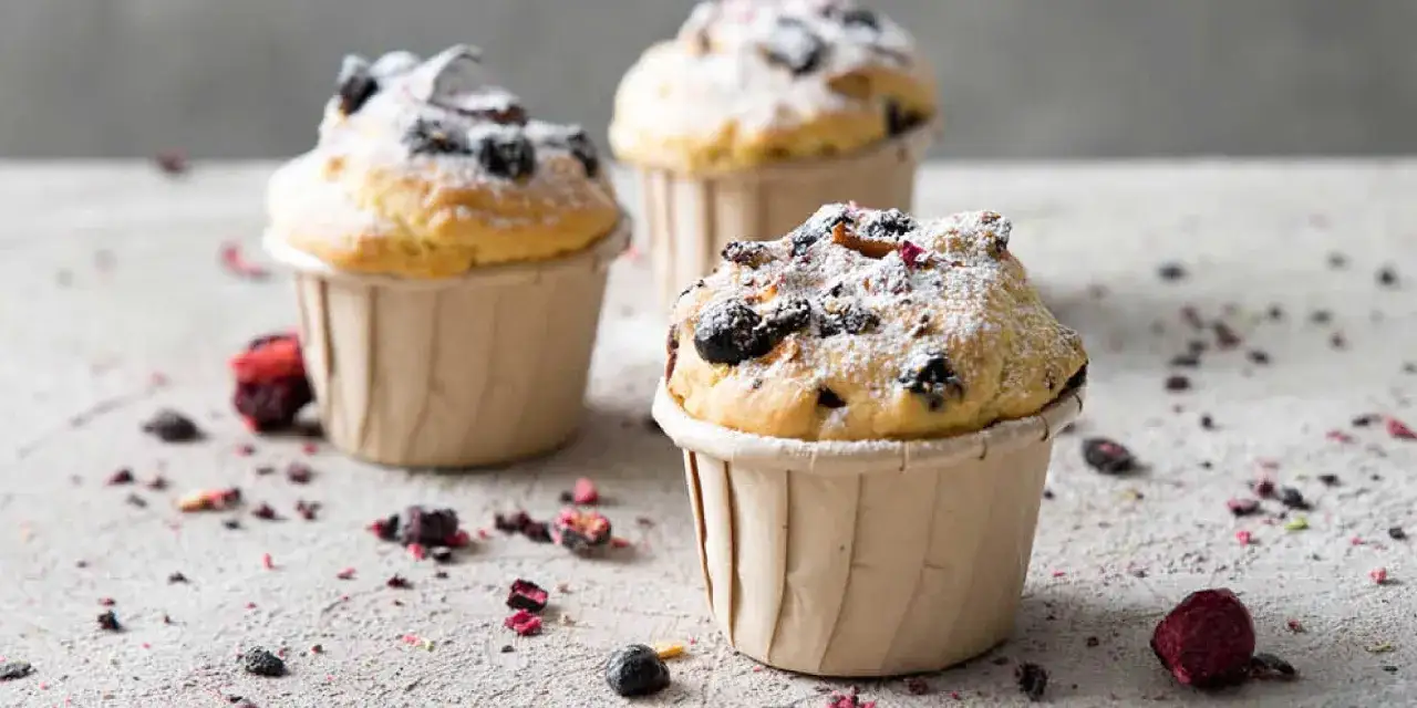 Saftige Muffins mit Beeren, best&auml;ubt mit Puderzucker. Ein k&ouml;stliches Muffins Rezept, das jeden begeistert.
