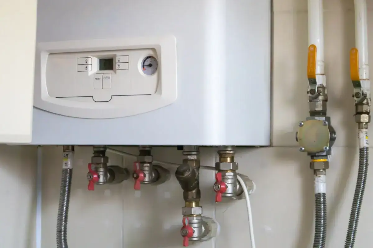Installazione scaldabagno a gas normativa: caldaia con tubi e valvole, pronta per un funzionamento sicuro e a norma.