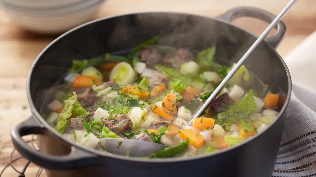 Heißer Bauerntopf mit Fleisch, Kartoffeln, Karotten und Kohl. Ein deftiges Rezept für kalte Tage.