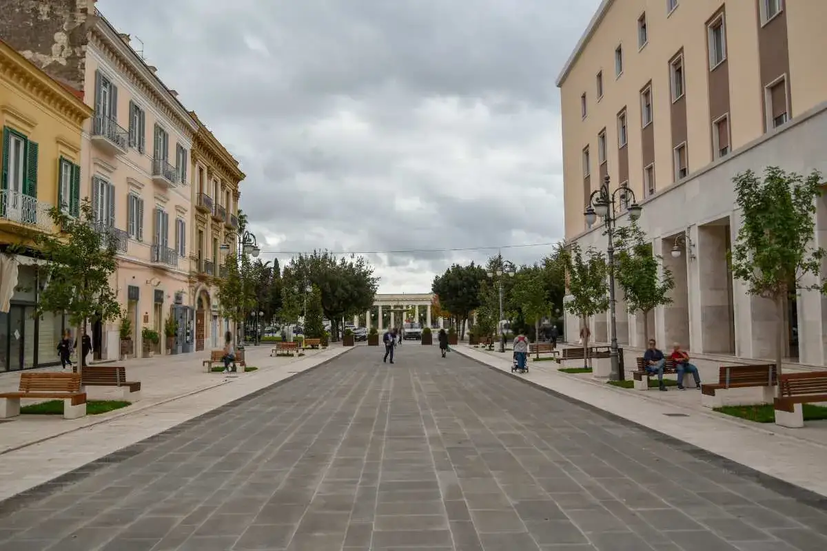 Passeggiata nel centro di Foggia, tra palazzi storici e moderni, alberi e panchine. Ideale per scoprire cosa vedere a Foggia centro.