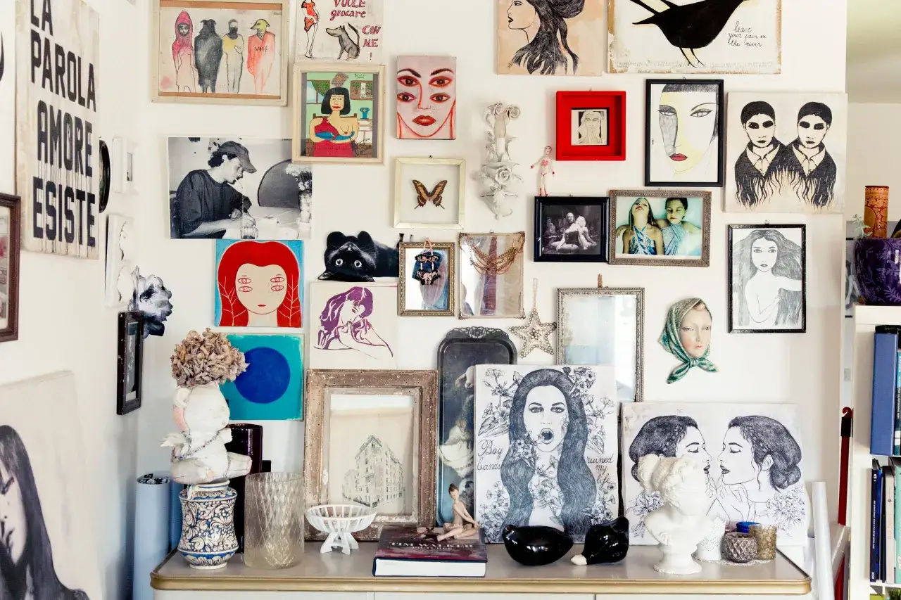 Un'esplosione di idee per pareti con quadri: ritratti, disegni, foto e oggetti decorativi creano un collage eclettico e personale.