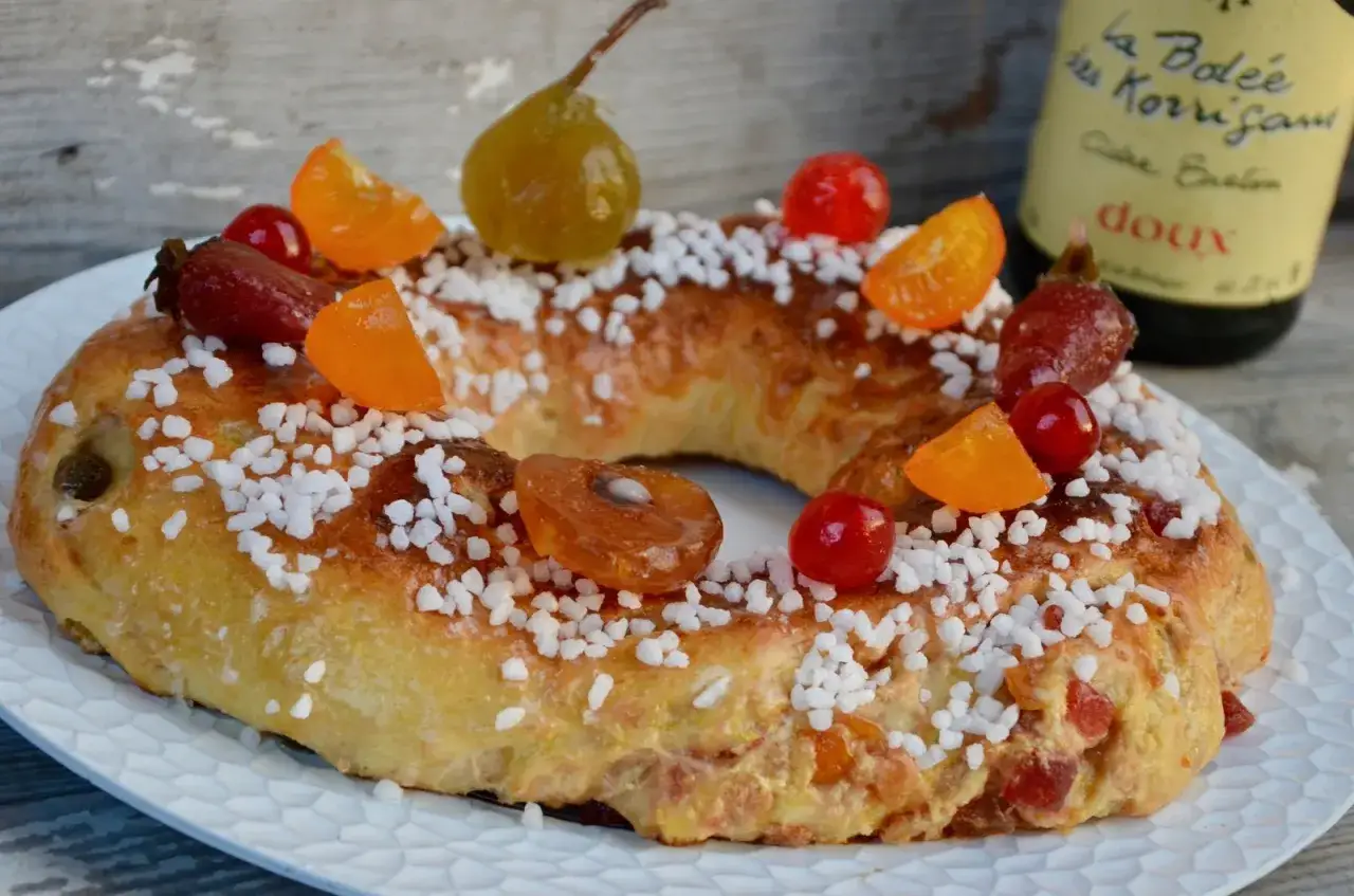 G&acirc;teau des Rois orn&eacute; de fruits confits et de sucre perl&eacute;, pr&ecirc;t &agrave; &ecirc;tre d&eacute;gust&eacute;.