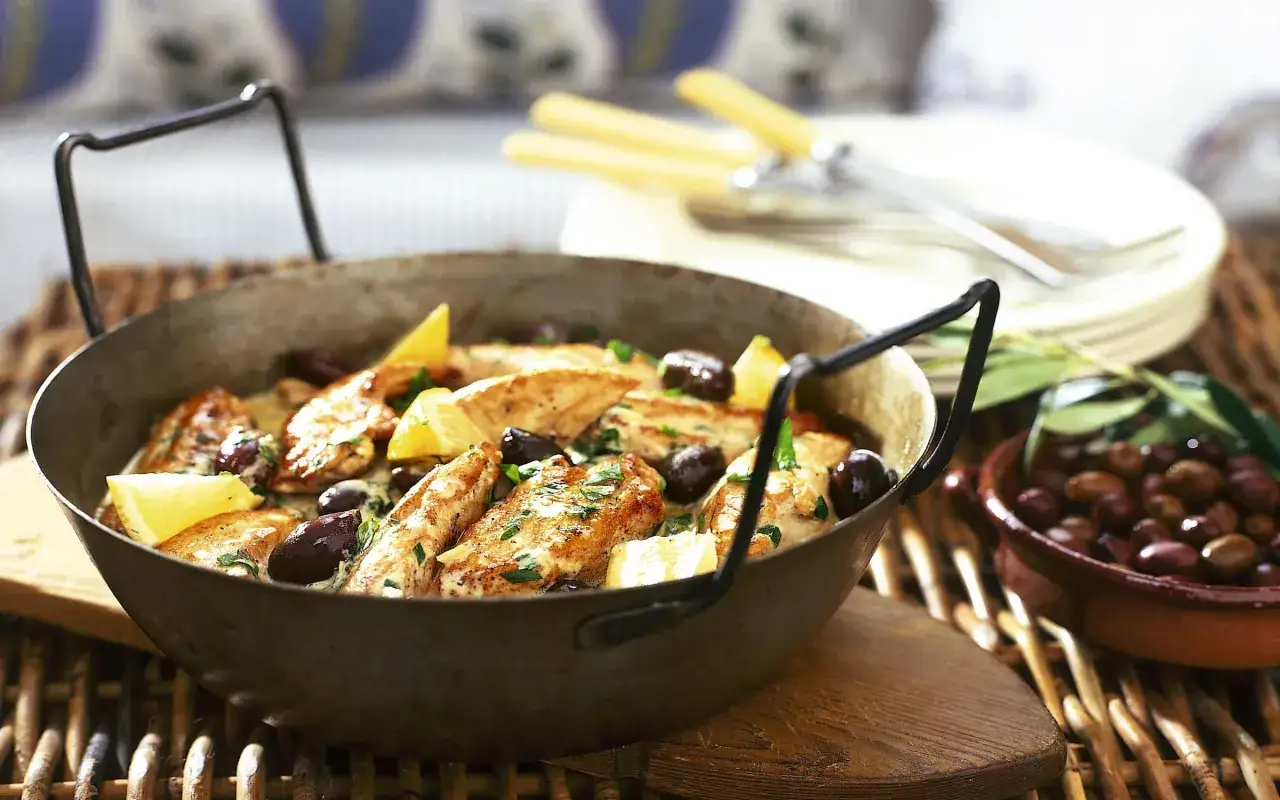 Kycklingfilé i krämig sås med oliver och citron, ett härligt medelhavskost recept.