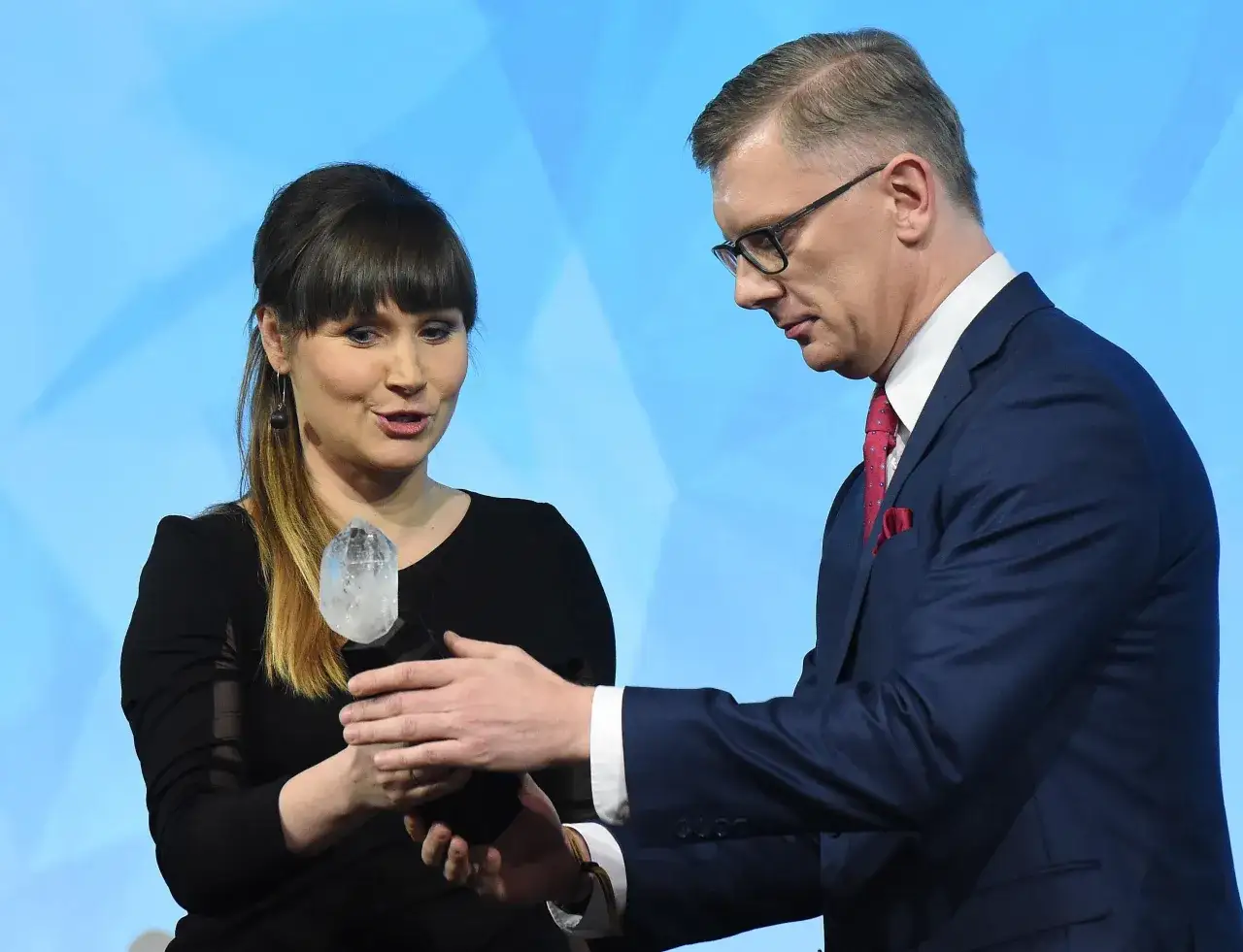 Michał Rachoń z żoną odbiera nagrodę.