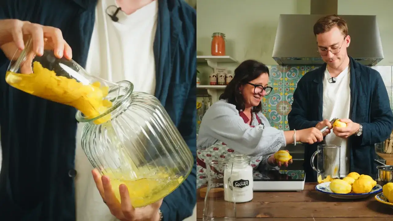 Tv&aring; personer f&ouml;rbereder limoncello recept. En h&auml;ller citronzest i en glasburk, medan den andra skalar citroner.