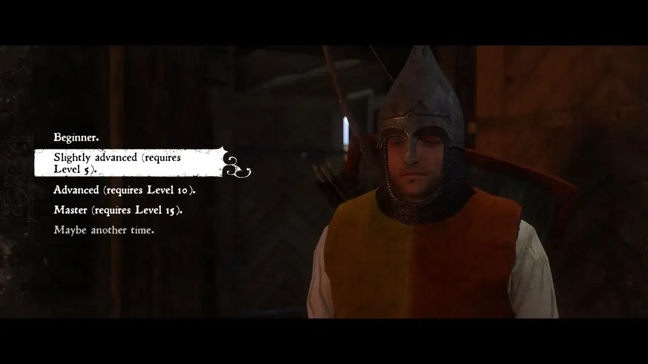 Menu treningowe w Kingdom Come: Deliverance. Postać w zbroi czeka na wybór poziomu nauki: początkujący, lekko zaawansowany (wymaga Lvl 5), zaawansowany (wymaga Lvl 10), mistrz (wymaga Lvl 15) lub